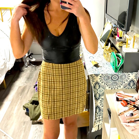 Hi, I’m Alexis. Like and leave a comment so I can check out your closet too! - Picture 12 of 12